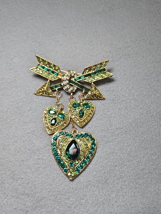 Source Unknown Jewelry - Gold-Tone Brooch with Emerald Green Crystals